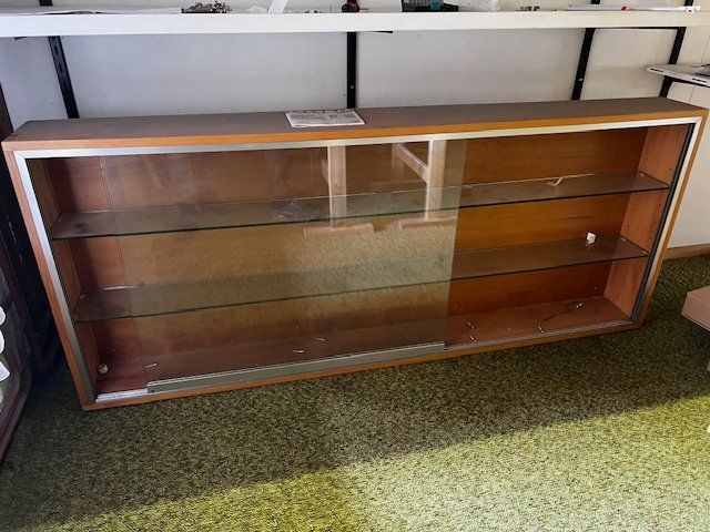 Vetrine: Vitrine mit Glas Schiebetüren – Usato da Grüningen venduto da anrok