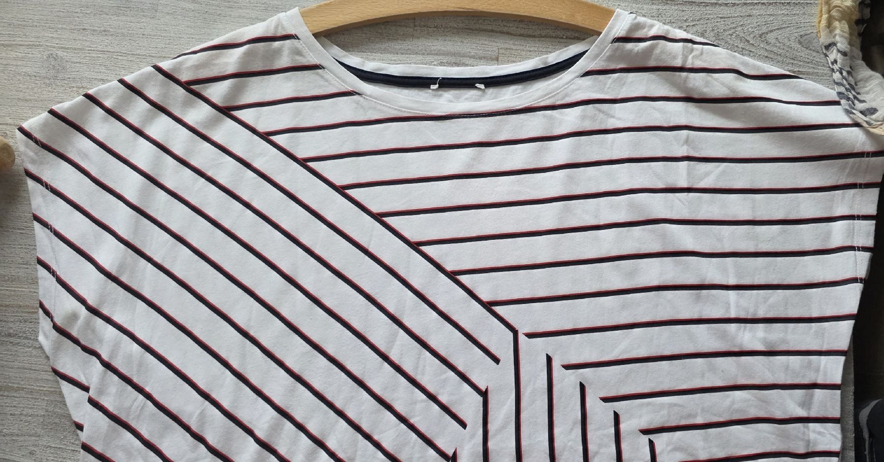 T-shirt: Tshirt Blanc rayures – Usato da Yverdon-les-Bains venduto da van_dq65 9