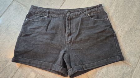 Schwarze Vero Moda Jeansshorts, Gr. XXL, Top Zustand!