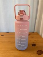 Motivations-Trinkflasche mit 2L Kapazität und Farbverlauf