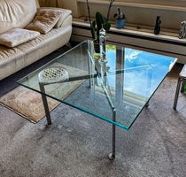 Knoll Barcelona Couchtisch, by Mies van der Rohe