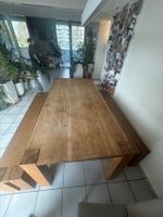 Massiver Holztisch mit zwei Bänken