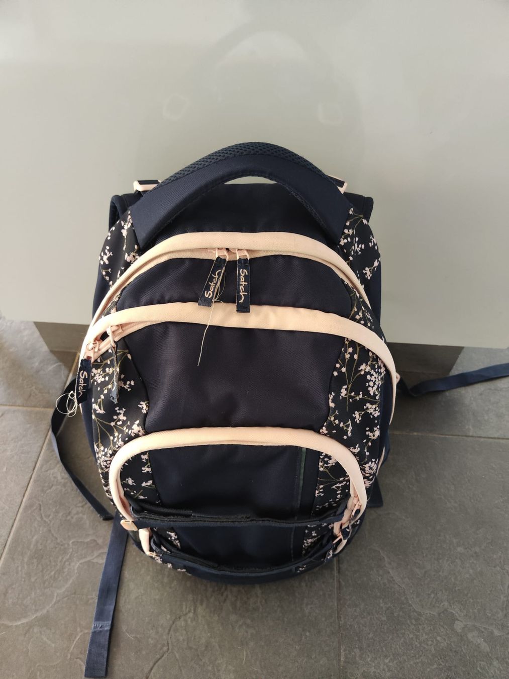 Satch Borse & Zaini: Schulrucksack Satch dunkelblau mit Blumenmuster gebraucht – Usato da Lufingen venduto da Ritter9 2