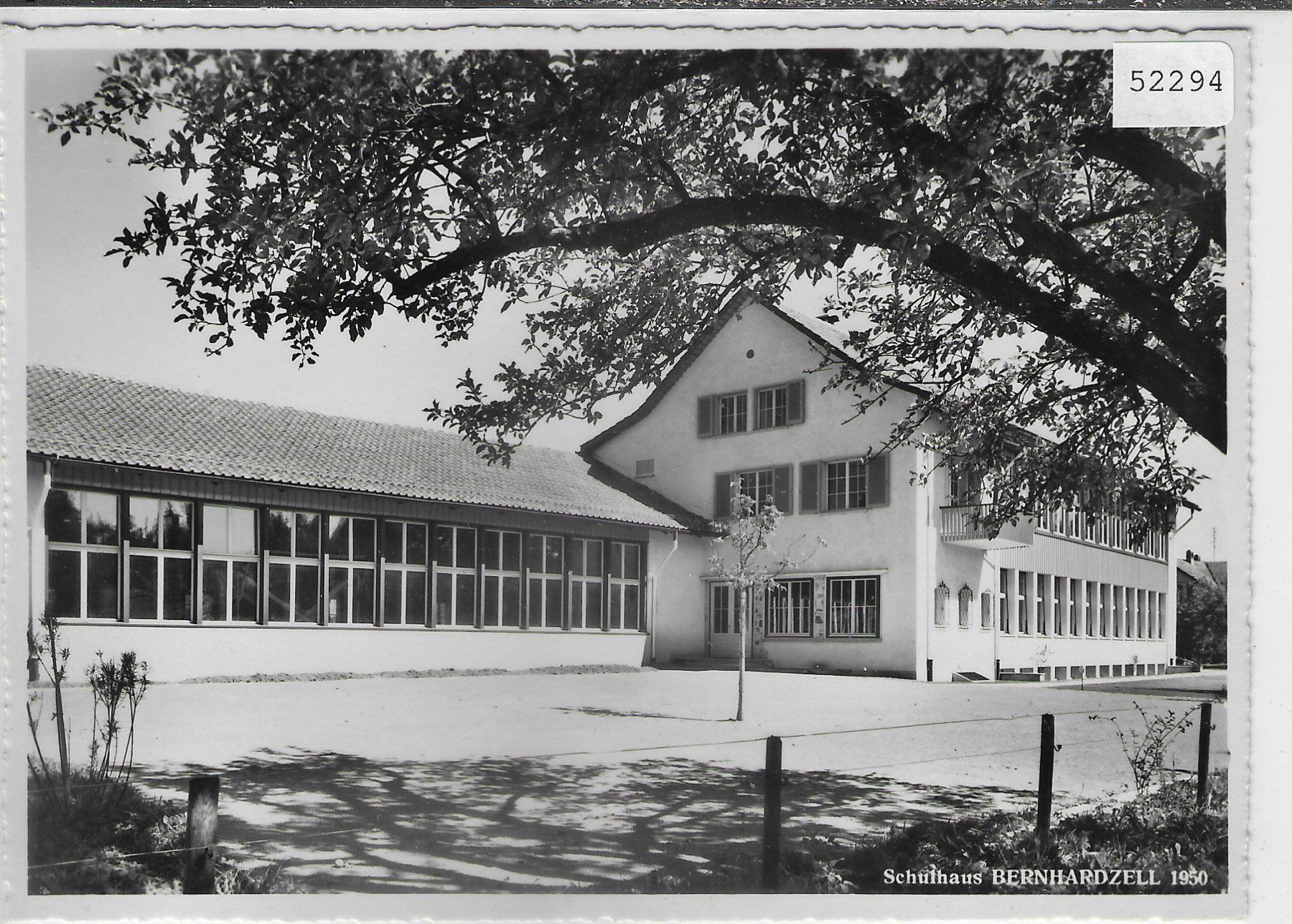 Cartoline postali: Schulhaus Bernhardzell 1950 – Usato da Ettingen venduto da Kartenplanet