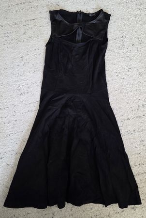 Robe noire élégante avec détails en simili cuir, taille S