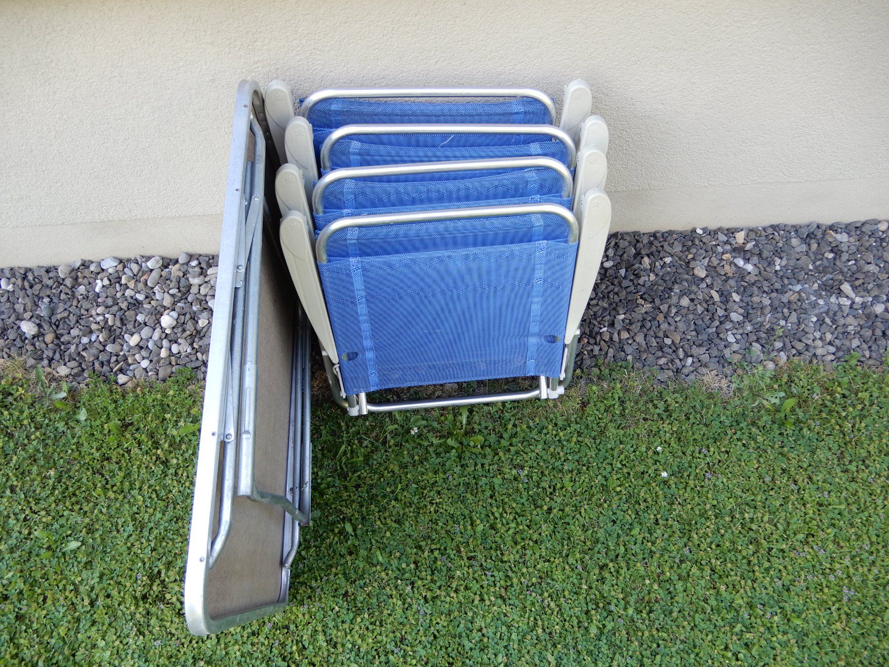 Chaises: Campingstühle mit Tisch – D'occasion à St. Gallen par Dachs330 7