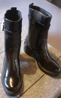 Modischer Boot / Stiefel mit dekorativer Schnalle, Lackoptik