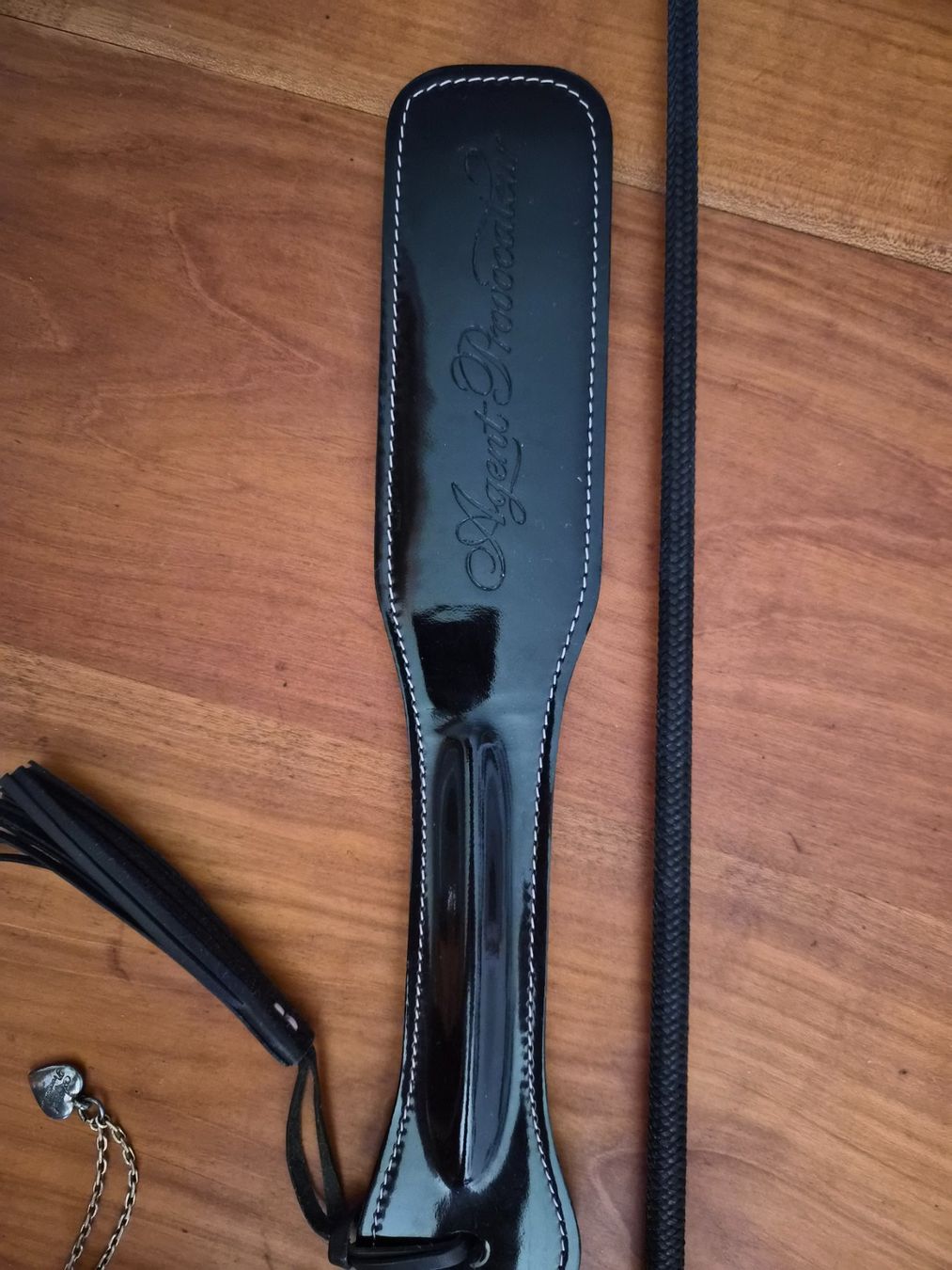 Autres accessoires pour animaux: Lederpeitsche und Paddle von Agent Provocateur, Set – D'occasion à Zürich par Ant72 4