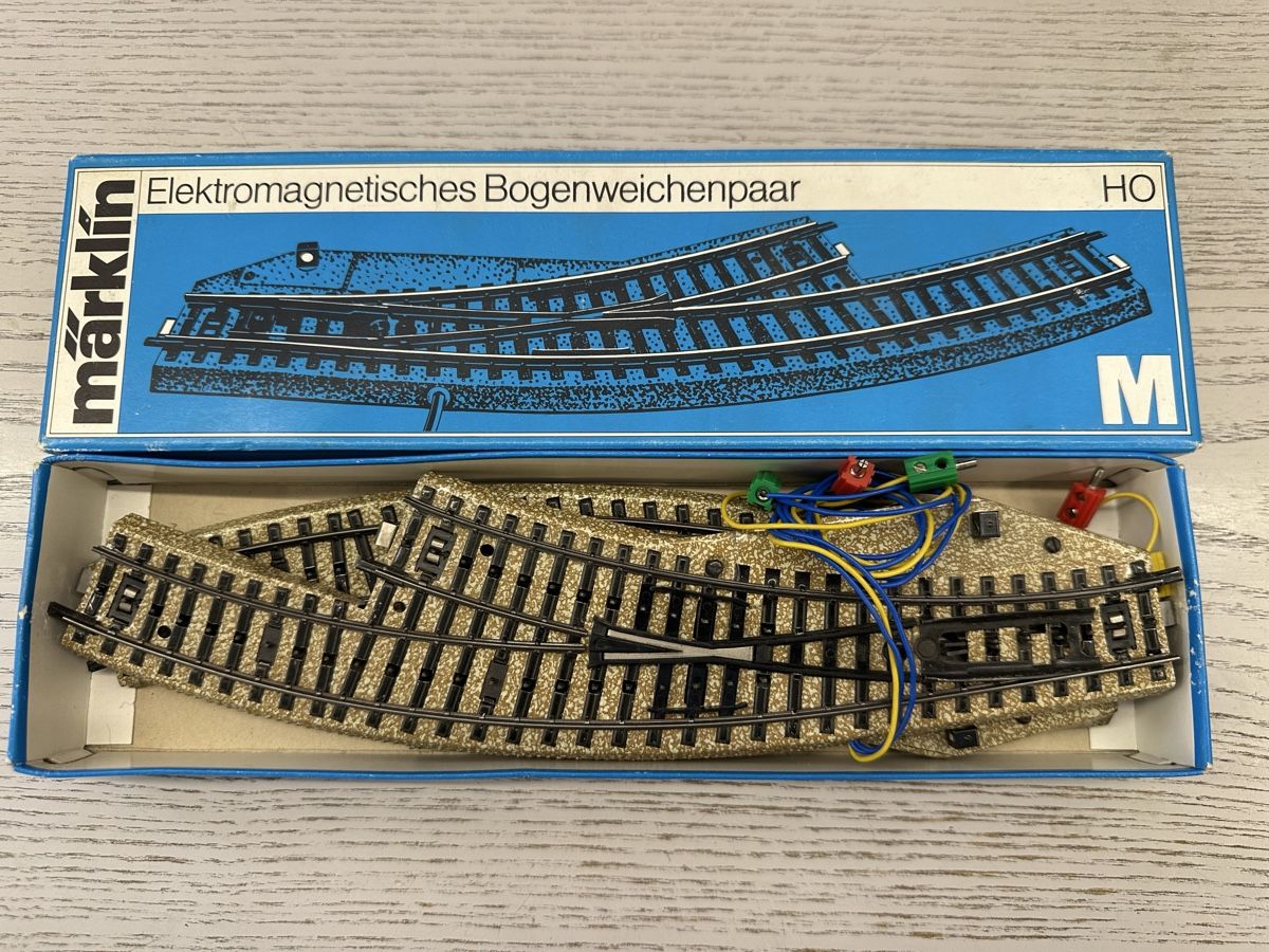 Märklin Modelleisenbahnen: Märklin 5140 Elektromagnetisches Bogenweichenpaar – Gebraucht aus Lupsingen von New-Haven
