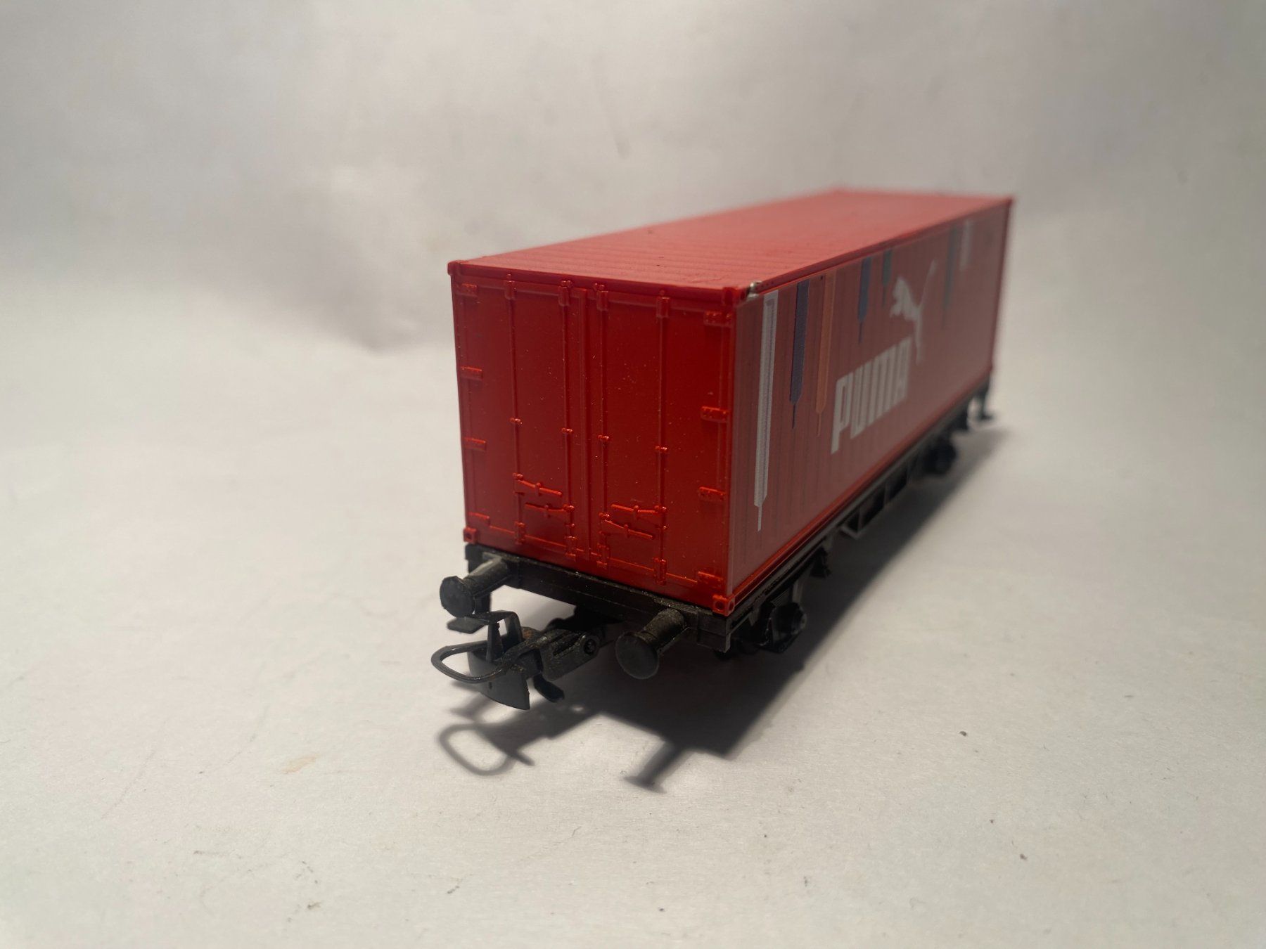 Märklin Modelleisenbahnen: Märklin Containerwagen PUMA rot, AC Achsen – Gebraucht aus Buchrain von Modellbahn11 3