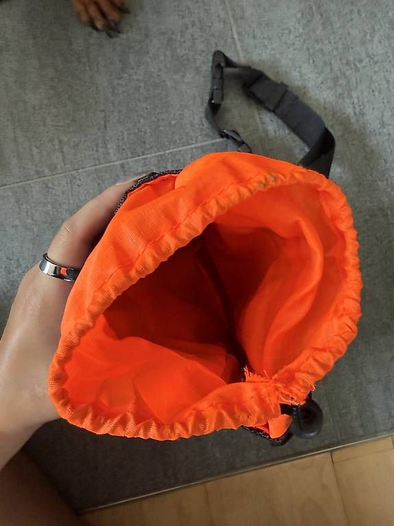 Borse: Schwarze Umhängetasche mit orangefarbnerer Beutel – Usato da Chur venduto da van_6qs7 2