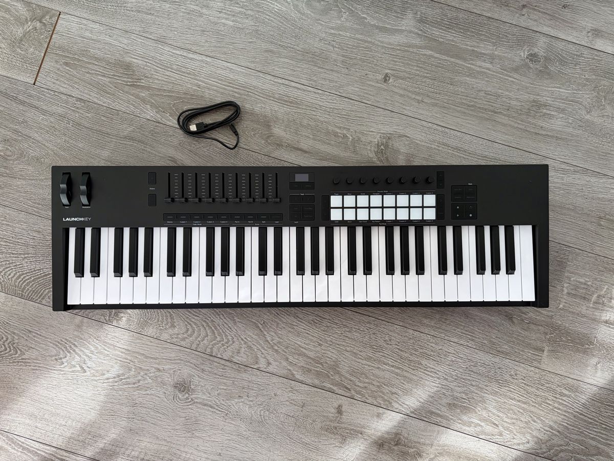 Novation Instruments de musique: MIDI controller Novation Launchkey 61 MK4 – Neuf (Voir description) à Gampelen par nz.scr
