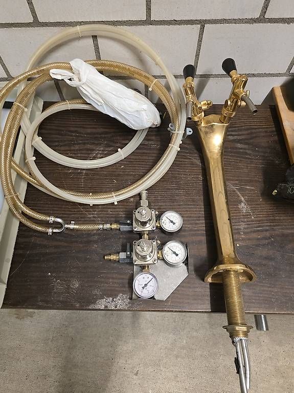 Allestimento di negozi e stand fieristici: Schanksäule mit zwei Zapfhähnen – Usato da Langnau am Albis venduto da Sadisanto 2