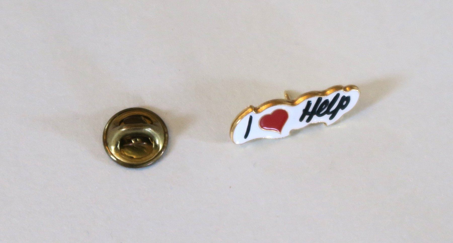Placchette & Badge: Anstecker /Pin I "Herz" Help – Usato da Brittnau venduto da marlenestone 1