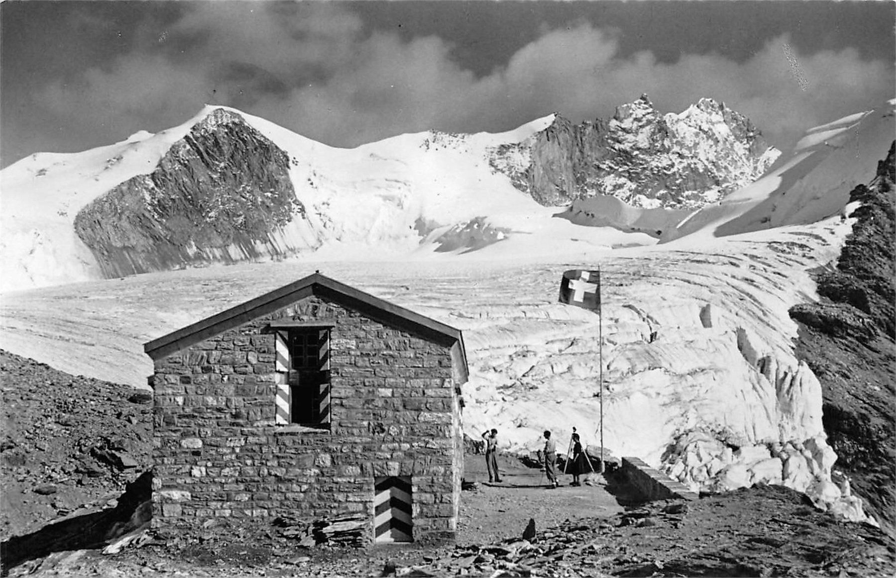 Cartoline postali: Zinal, La Cabane de Tracuit – Usato da Ottikon b.Kemptth. venduto da Neptun1974