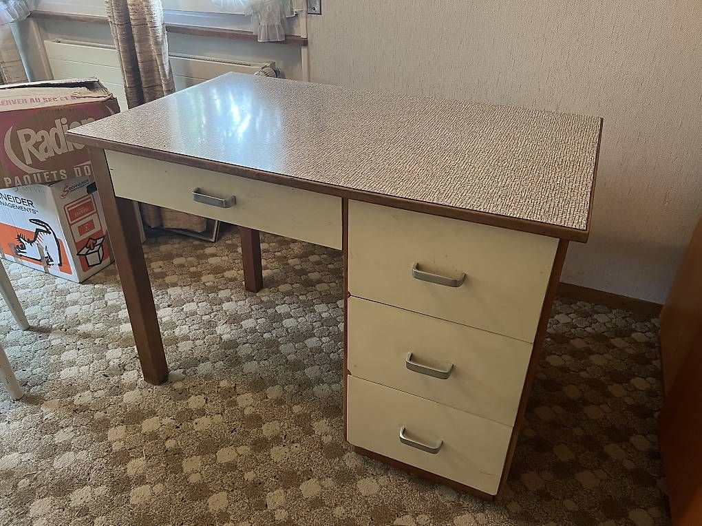Scrivanie: Bureau ancien, placage Formica  – Usato da Epalinges venduto da jpe_2twg