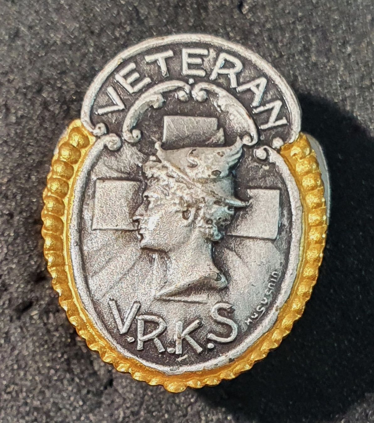 Placchette & Badge: GG048 - Alter Reversknopf VETERAN  V.R.K.S. – Usato da Reinach BL venduto da Boston-Verkauf