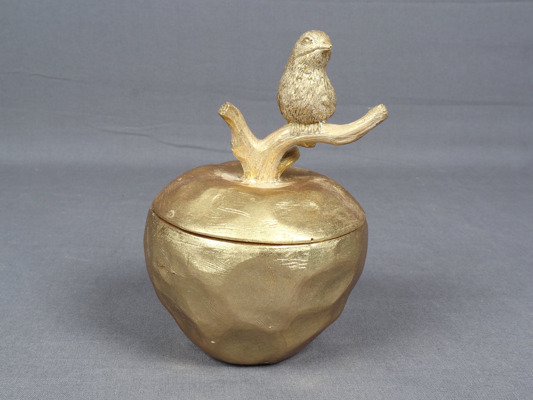 Alle Dekorationen: Goldene Deko -Dose mit Vogel – Gebraucht aus Steinen von Restwert_Steinen 1