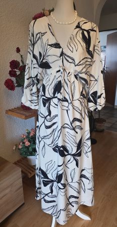 Elegant floral print maxi dress, perfect for summer days! 