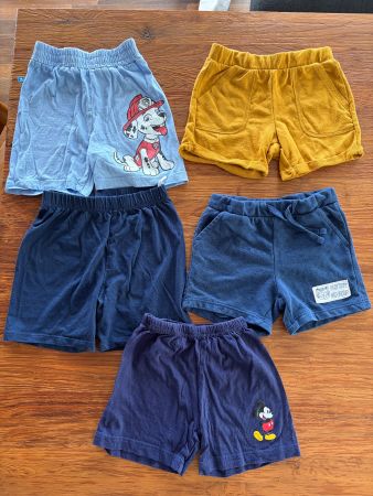 Kinder Shorts Set 5 Stck. Grösse 98/104 guter Zustand