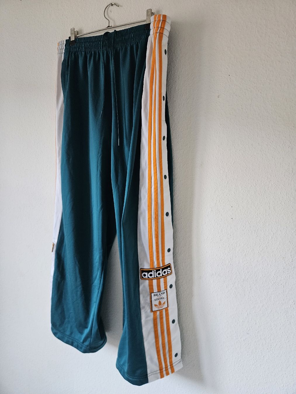Adidas Hosen: Vintage Addidas Trainerhose – Gebraucht aus Basel von lic_q9m2