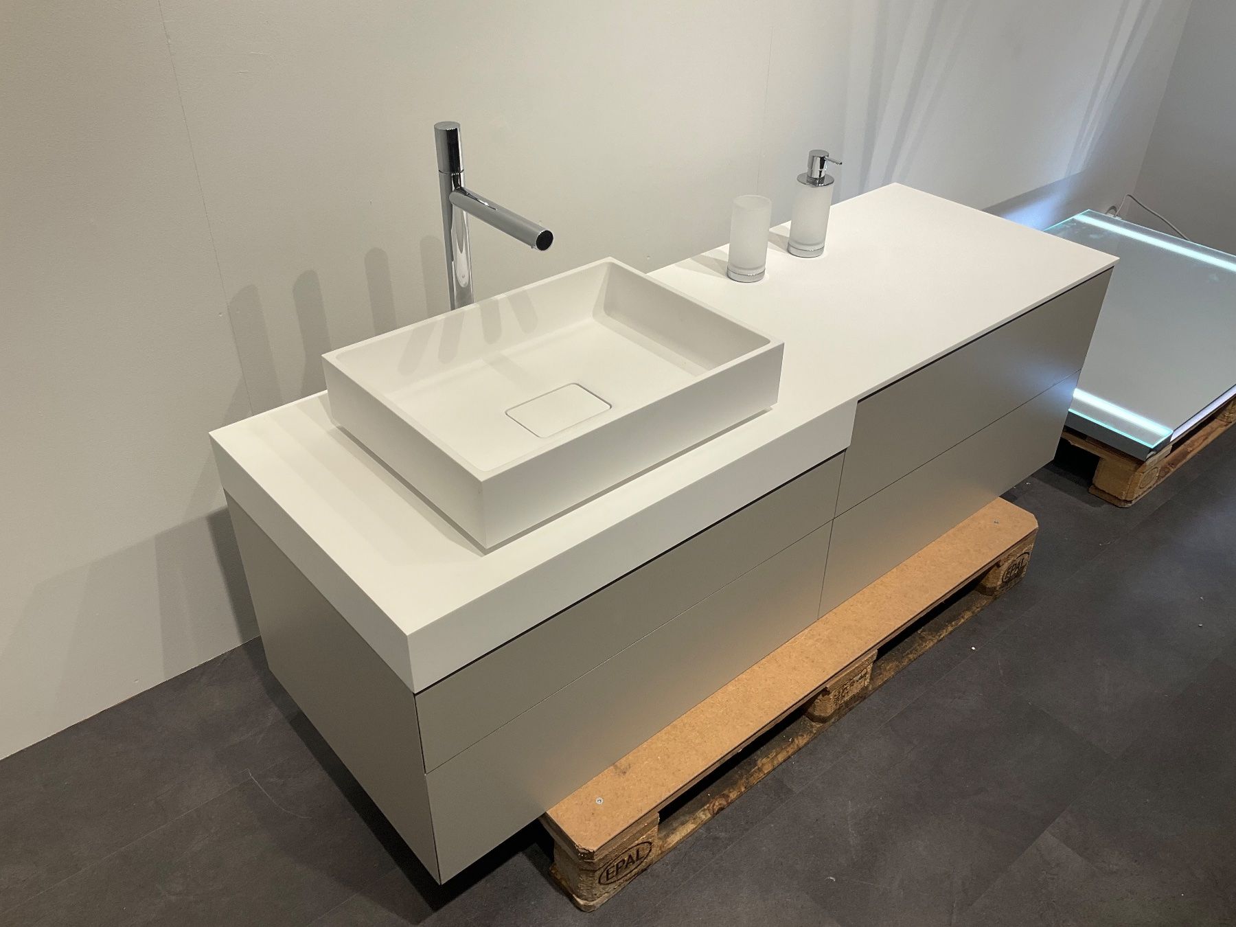 Mobili per bagno: 076 Badmöbelkombination, weiss/grau, 160cm – Nuovo (secondo la descrizione) da Derendingen venduto da Meisterstuecke 1