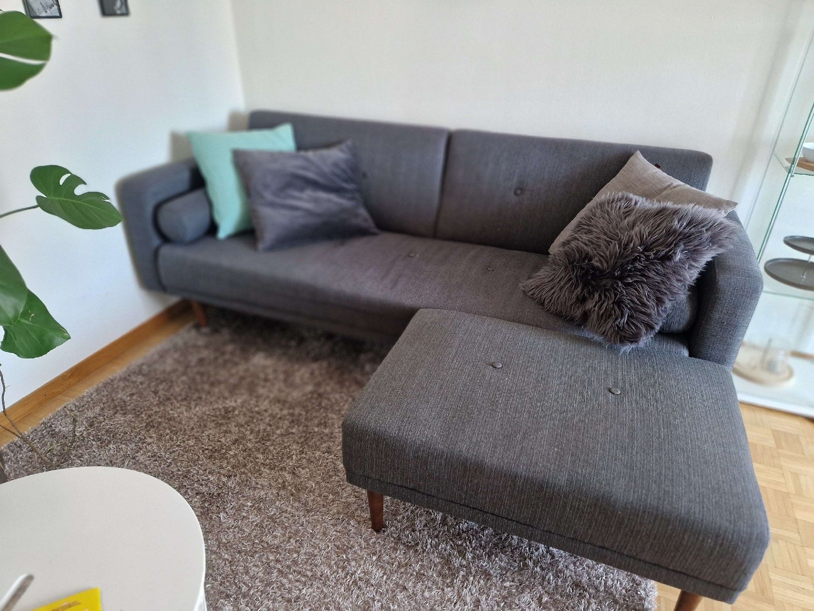 Divani: Sofa mit Hocker dunkelgrauer Stoff – Usato da Bäretswil venduto da alc_5c6l