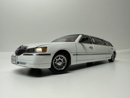 Lincoln Town Car Stretch Limousine 1:18, weiss, SUN STAR