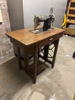Antike Bernina KL 118 Nähmaschine mit Nähtisch