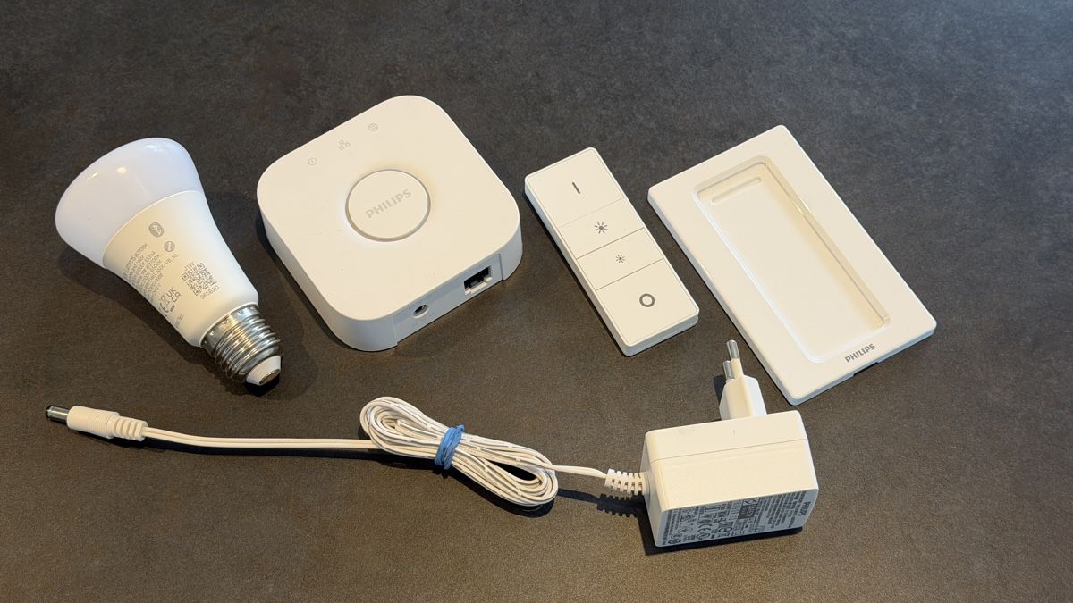 Philips Lampes: Philips Hue Starter Set Bridge, Color-E27 Birne, Dimm Switch – D'occasion à Pfeffingen par AuktionatorX 1