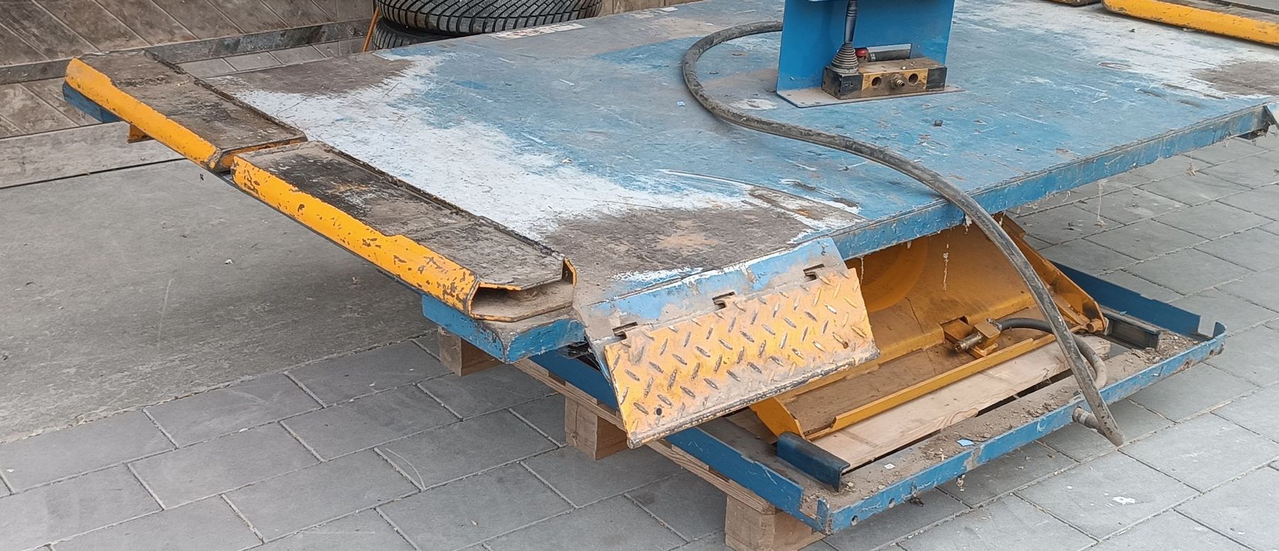 Piattaforme elevatrici & Crick: Herkules Autolift Pneumatisch  – Usato da Vinelz venduto da hae_sp7m