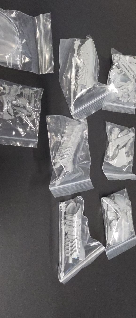 Kit di modellismo & Modellini statici: Adeptus Custodes Jetbike 3 pièces. – Nuovo (secondo la descrizione) da La Chaux-de-Fonds venduto da Oxydro 1