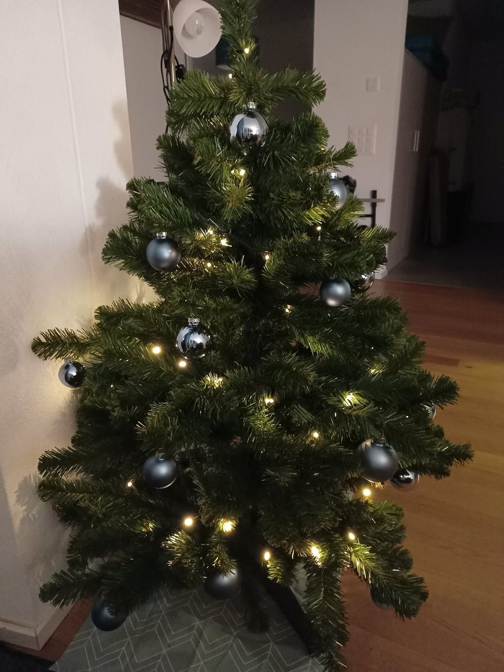 Alle Dekorationen: Christbaum inkl. Kugeln und Lichterkette – Gebraucht aus Zweisimmen von KoBo88 1