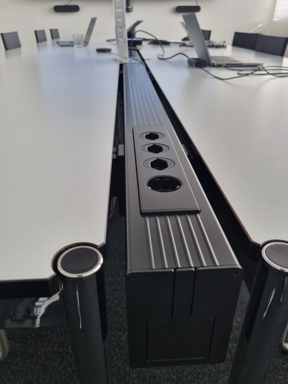 Altro Materiale elettrico: USM Kabelkanal mit integrierter USM Steckerleiste 4 Stecker – Usato da Affoltern am Albis venduto da Zapro 3
