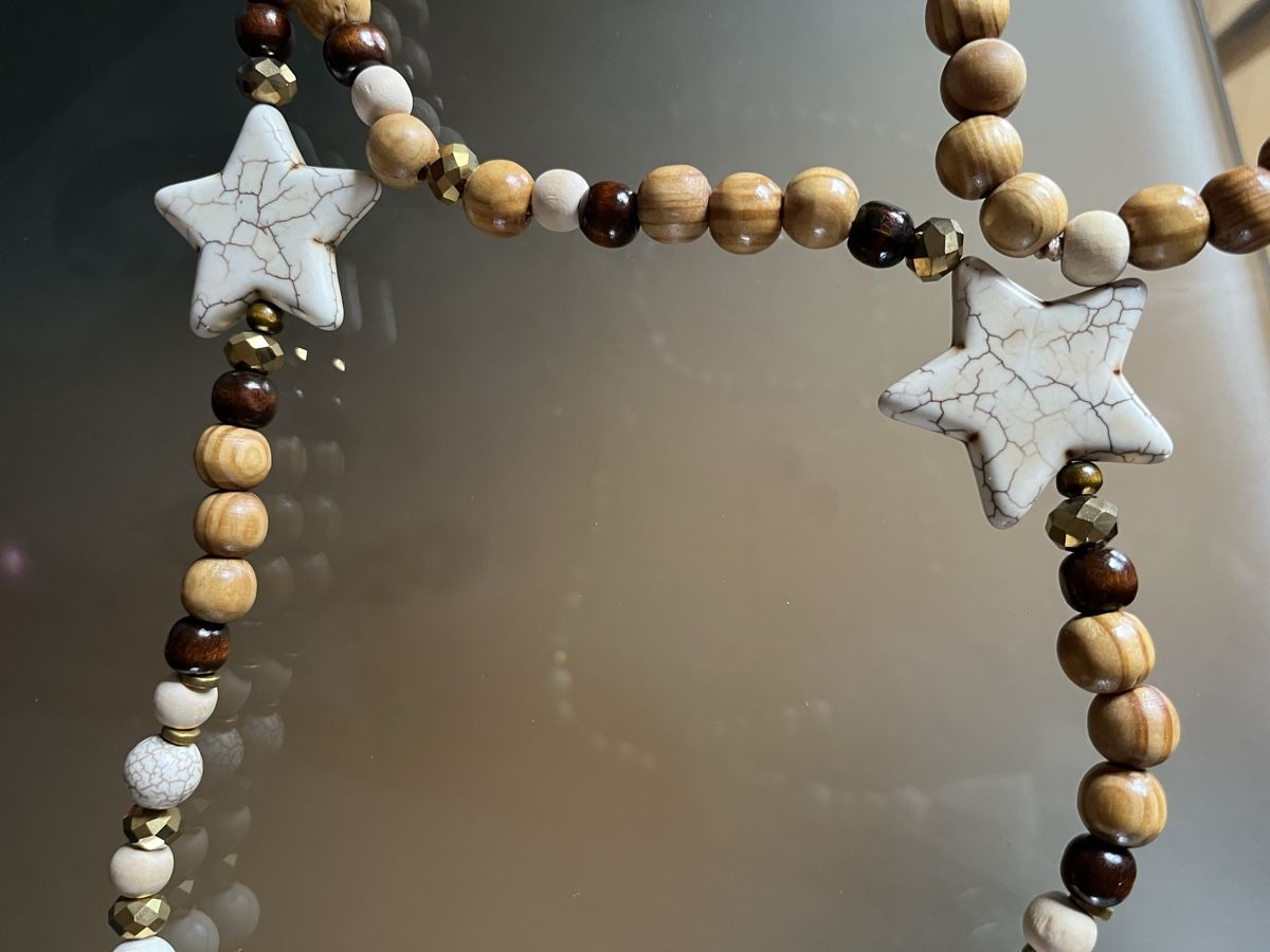 Catenine: Collier ethnique perles bois et étoiles blanches pompon – Usato da Genève venduto da Libellule477 2