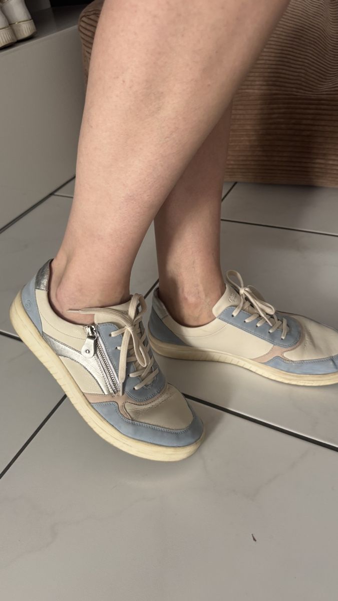 Scarpe da donna: Bequeme Damen Sneakers Gr. 45 hellblau – Usato da Altendorf venduto da Ro 7