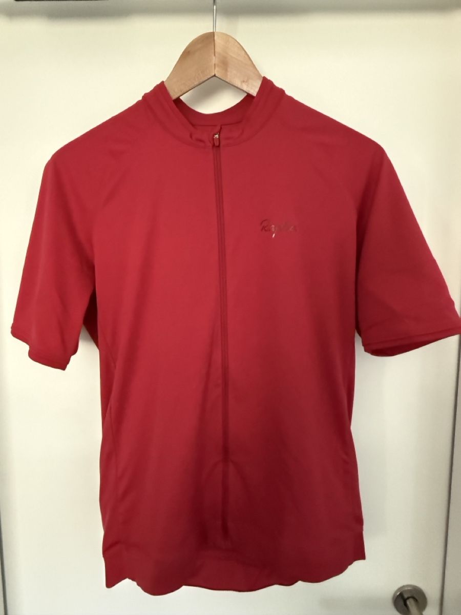 Rapha Canottiere & Pantaloni: Rapha Core Jersey - Cycling Trikot Grösse L rot – Usato da Duggingen venduto da Rofeman