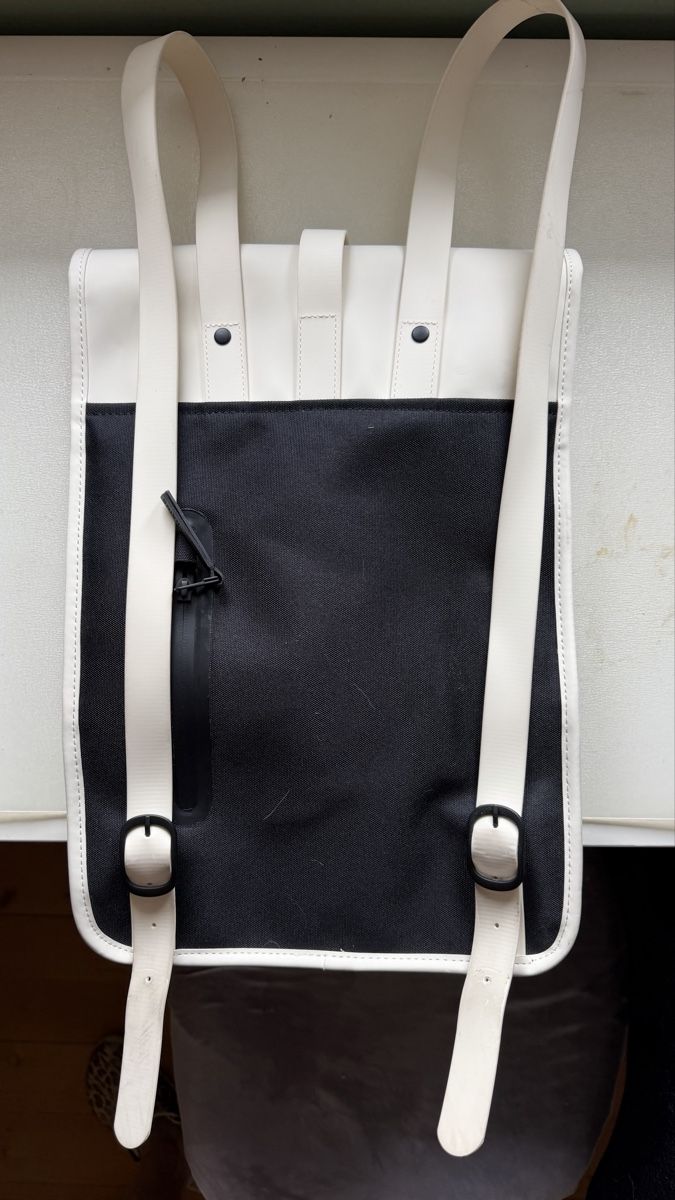 Rains Rucksäcke: Rains Backpack Rucksack weiss/schwarz  – Gebraucht aus Lengnau AG von Doubledoor 1