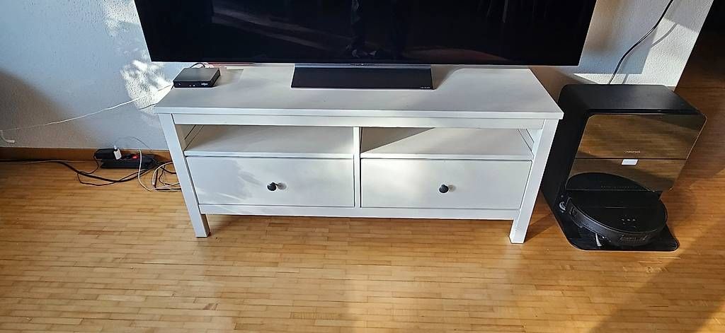 Divani: Zwei Sofas, ein Sessel, ein Fernsehständer, eine Standlampe – Usato da Enggistein venduto da onu_7c28 4