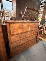 Commode ancienne en bois avec quatre tiroirs bon état