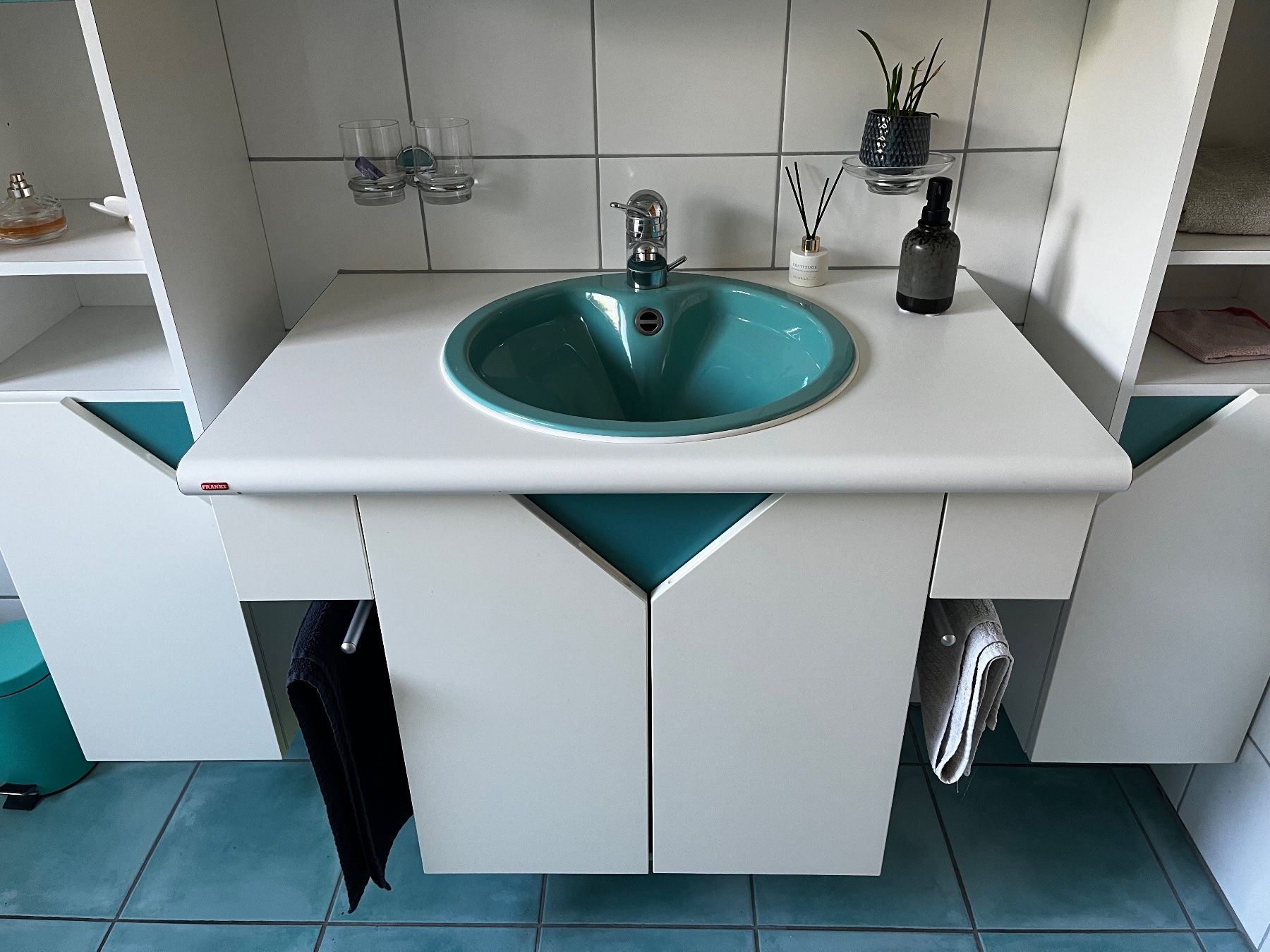 Mobili per bagno: Badezimmermöbel mit Waschtisch Weiss/Türkis – Usato da Eichberg venduto da Bomo1 1