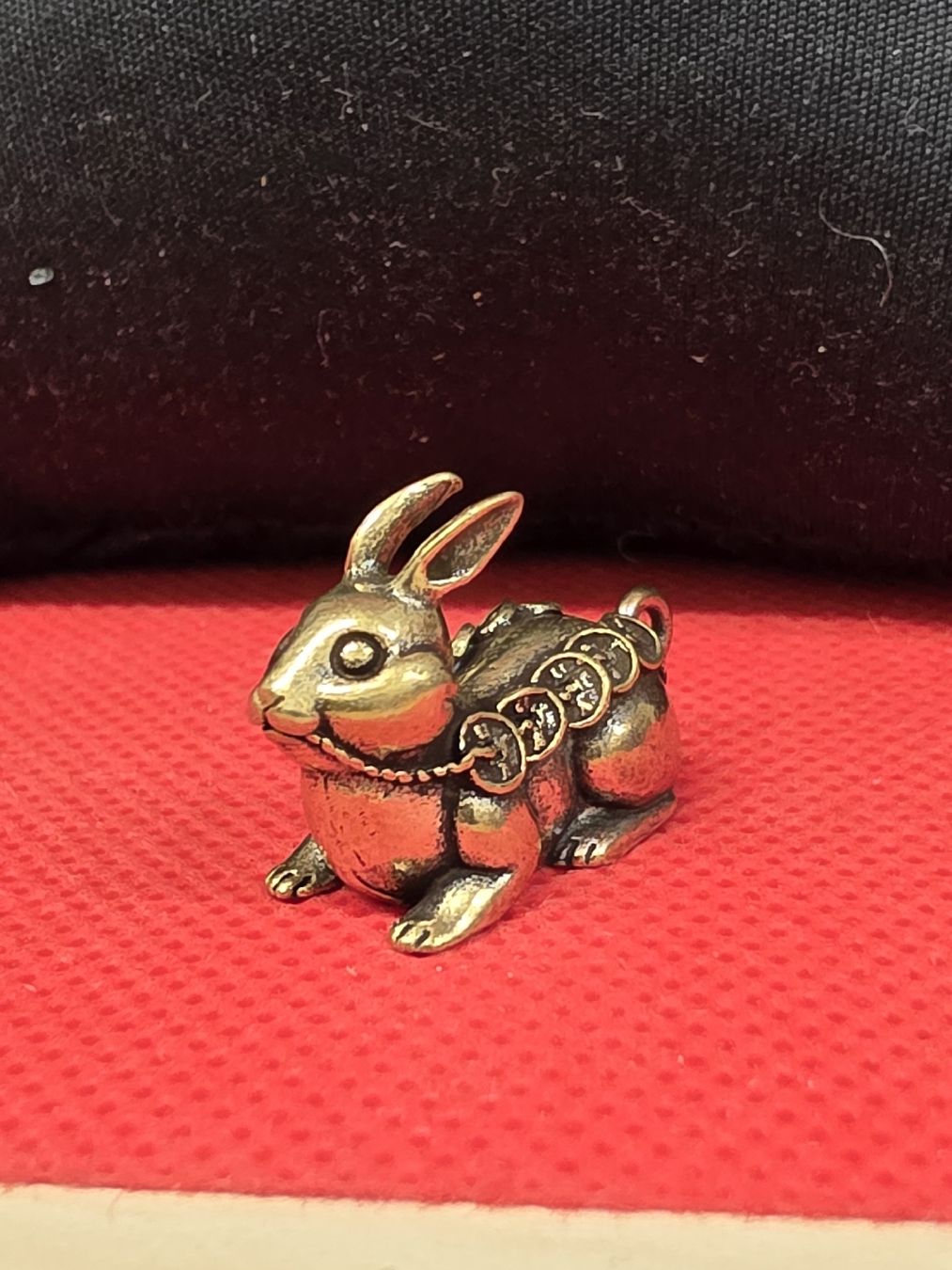 Figuren: Hase mit Münzen Messing Antik Optik – Neu (gemäss Beschreibung) aus Herisau von Antiques.AR