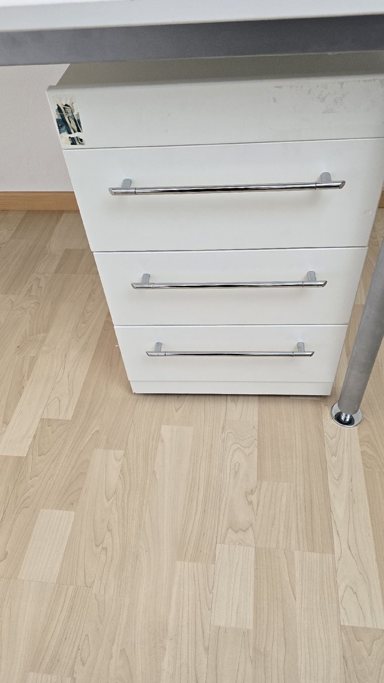 Schreibtische: Bürotisch weiss mit Rollcontainer  – Gebraucht aus wallisellen von funkelsternchen5 1