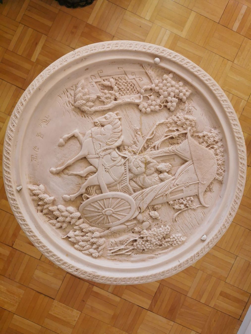 Tavoli: Table sculptée en plâtre – Usato da Genève venduto da vins50 5