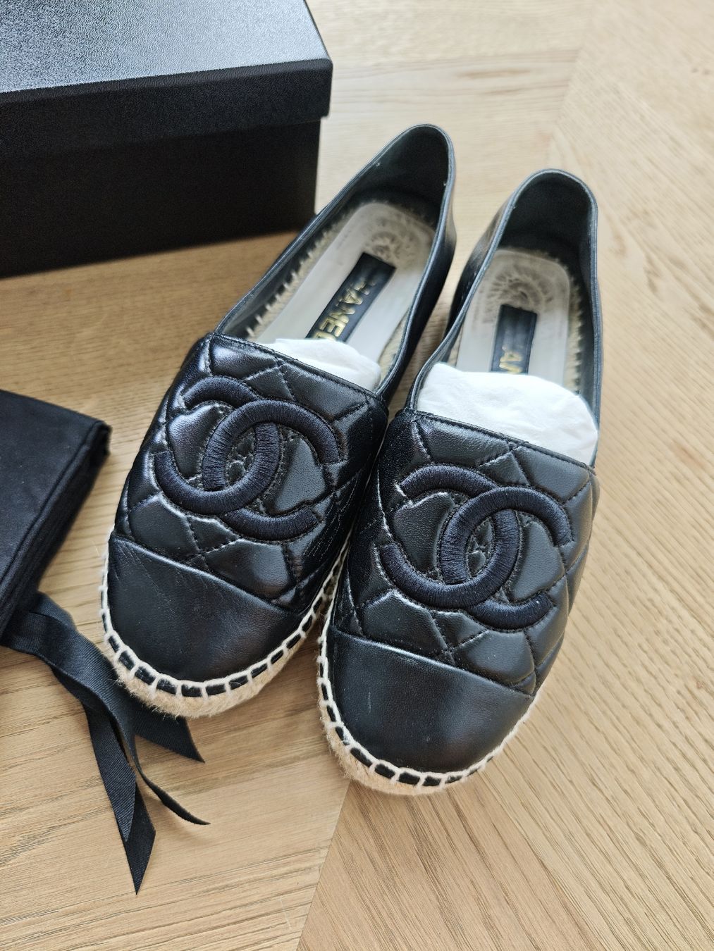 Chanel Chaussures femmes: CHANEL Espadrilles Lammleder schwarz – D'occasion à Erlenbach ZH par nlh