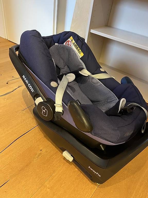 Auto-Kindersitze: Maxi Cosi Schale und Station – Gebraucht aus Oberrohrdorf von Nov88
