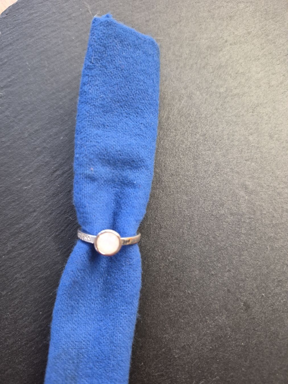Guess Anelli: GUESS Damenring - rosa Stein  - mit Logo  – Usato da Bern venduto da Rou_rsz5 2