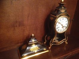 Pendule Uhr auf Sockel Le Castel