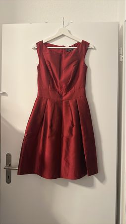 Elegantes rotes Kleid, perfekt für Festtage. Gr. S