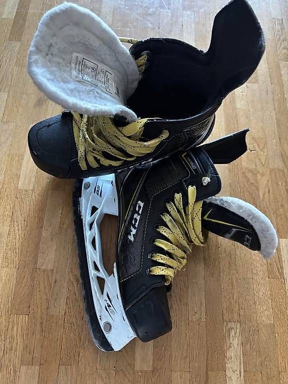 Pattini da ghiaccio: Patins hockey sur glace - CCM 9060 – Usato da Versoix venduto da pab_h6jr